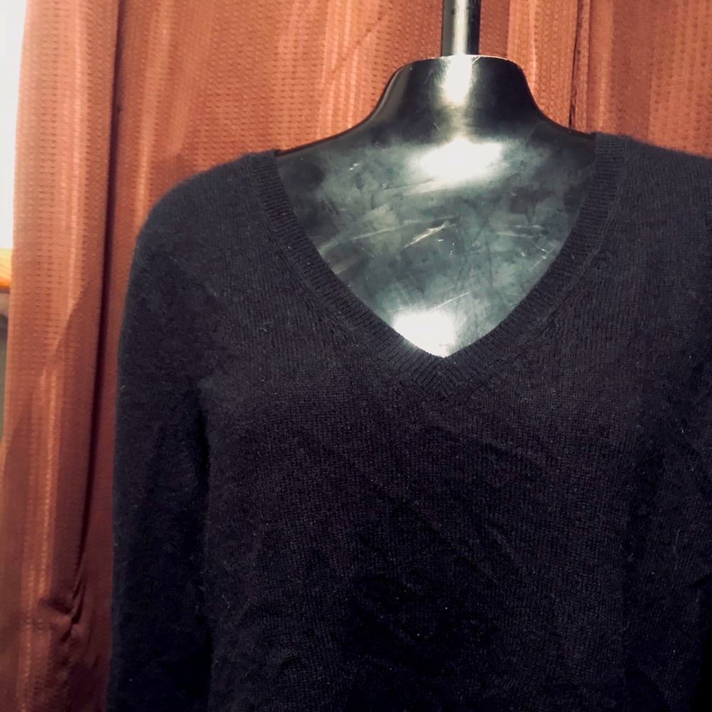 SALE Ann Taylor 100 % cashmere v neck sweater